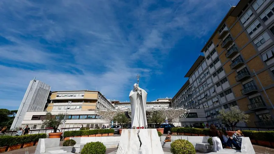 Salute del Papa. La forza di Leone. Martedì il ricovero