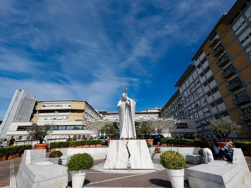 Salute del Papa. La forza di Leone. Martedì il ricovero