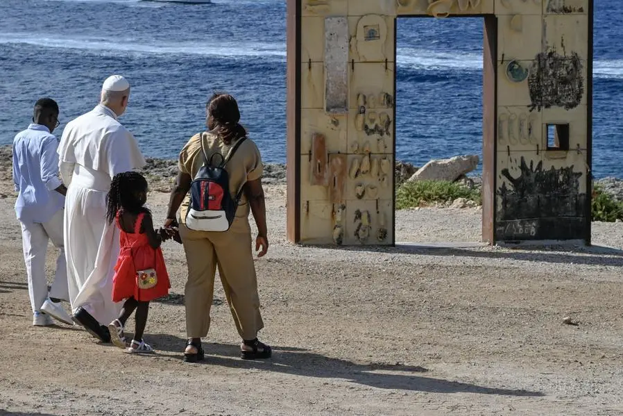 Papa Leone XIV alla Porta d'Europa durante la sua visita a Lampedusa il 4 luglio scorso