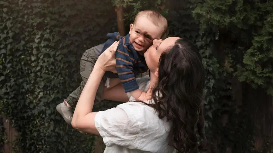Festa della Mamma: il coraggio di accogliere la fragilità oltre il mito della perfezione