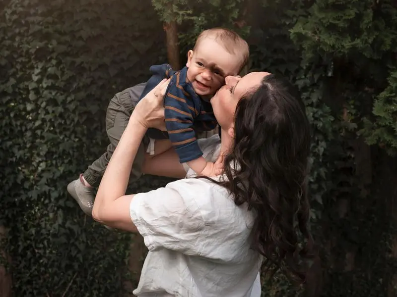 Festa della Mamma: il coraggio di accogliere la fragilità oltre il mito della perfezione