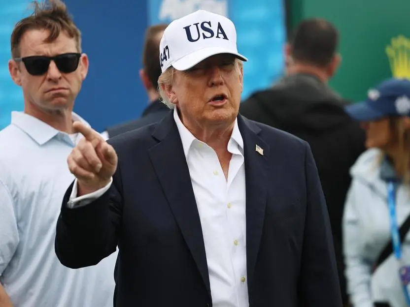 I padri dell’AI lanciano l’allarme, Trump tira dritto: «Chi vince sull’intelligenza artificiale vince su tutto»