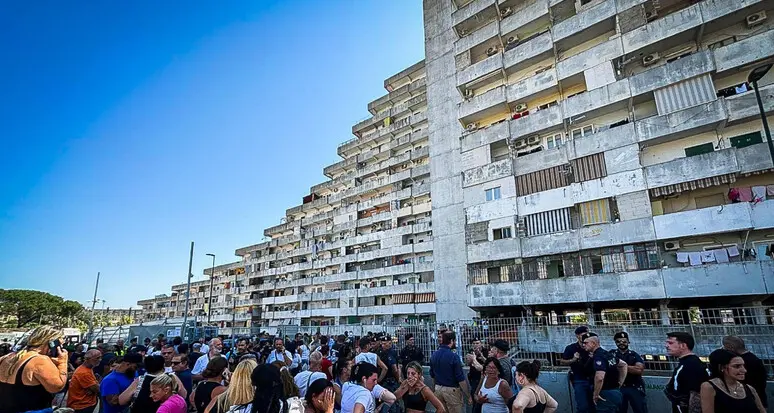«Così salviamo i ragazzi dal ritorno al crimine: a Scampia il progetto che cambia il destino dei minori»