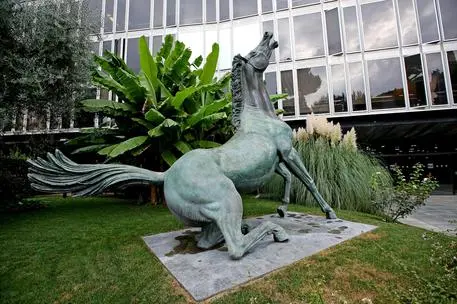 La statua del cavallo morente all\\'ingresso della sede Rai di viale Mazzini, Roma, 2 settembre 2015. ANSA/ALESSANDRO DI MEO , ANSA