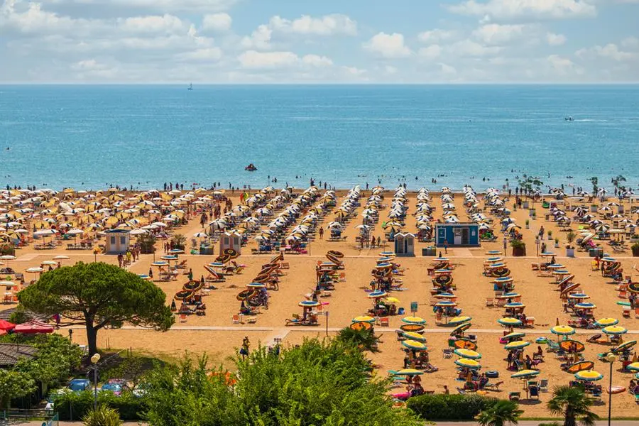 File di obrelloni, sdraio e lettini a Bibbione , Getty Images/iStockphoto