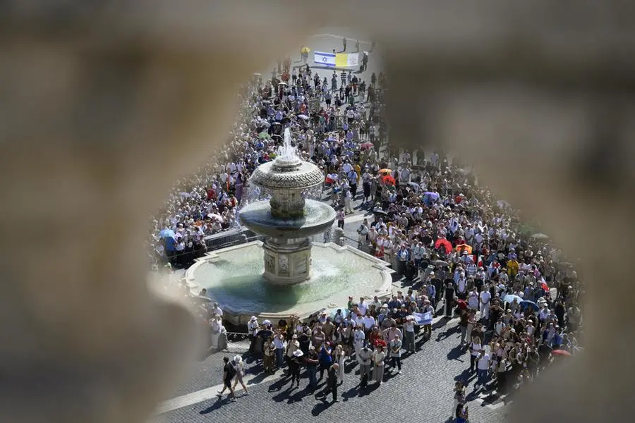 I fedeli durante l'Angelus del Papa in piazza San Pietro
