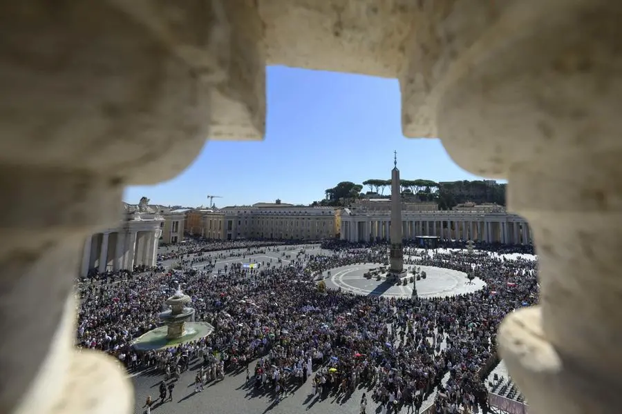Fedeli in piazza San Pietro durante l'Angelus di domenica, 11 ottobre