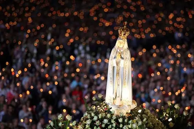 La statua della Madonna di Fatima iportata n processione sulla spianata del Santuario