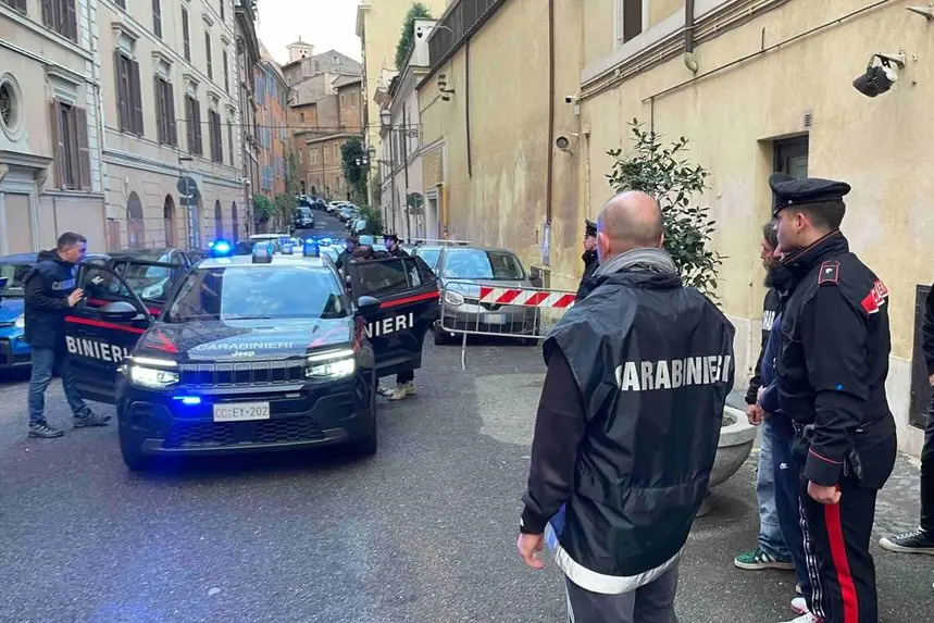 Roma carabinieri impegnati nell\\'operazione per traffico di droga, porto abusivo di armi, ricettazione, tentato omicidio e lesioni, che ha portato a 13 arresti tra cui Raffaele Pernasetti, storico esponente della Banda della Magliana, che torna in carcere. , ANSA