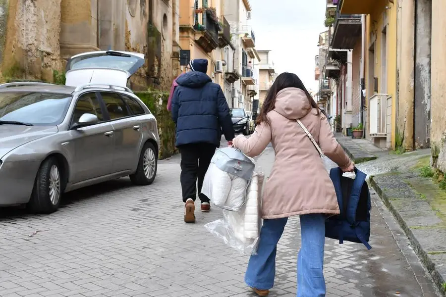 Residenti nella zona rossa, interessata dalla frana di Niscemi (Caltanissetta), portano via ci\\u00F2 che possono dalle loro abitazioni. , ANSA