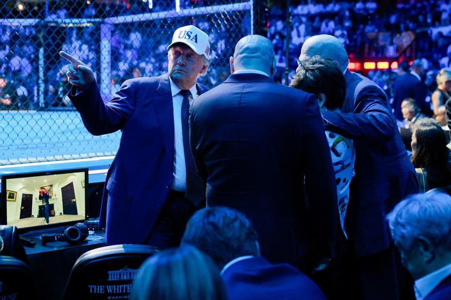 Trump celebrates 80 years by transforming the White House into a Colosseum Trump celebrates 80 years by transforming the White House into a Colosseum