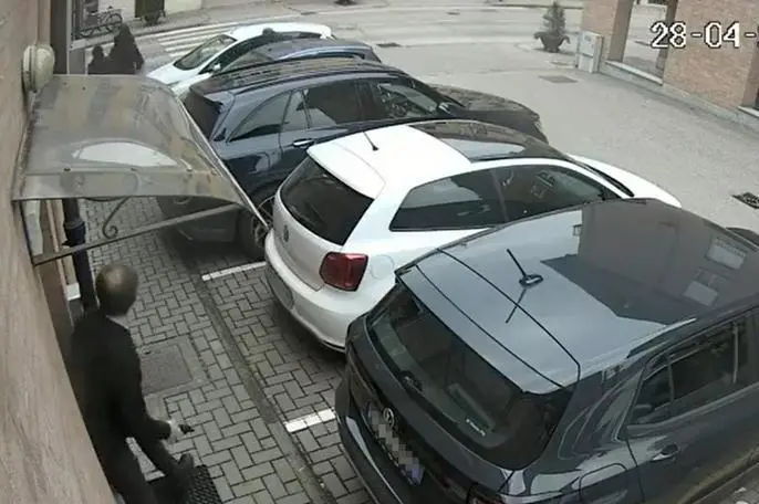 Un frame tratto da un video che mostra Mario Roggero che insegue e poi spara ai rapinatori scappati dalla sua gioielleria al termine della rapina. ANSA/NPK +++ , ANSA