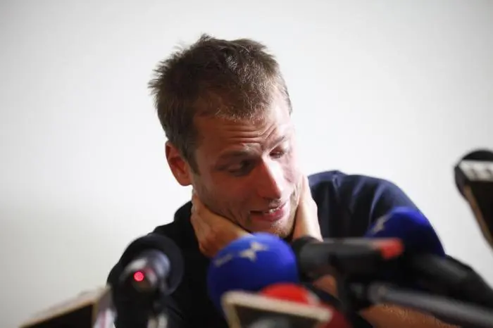 Un'immagine di Alex Schwazer disperato durante la conferenza stampa a Bolzano il 08 agosto 2012. ANSA/RICCARDO VALLETTI