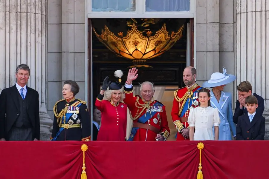 Re Carlo III, la regina Camilla, il principe William con la principessa del Galles Kate, i figli George, Charlotte e Louis, la principessa Anna e altri membri della famiglia reale il 13 giugno scorso affacciati al balcone di Buckingham Palace durante la parata del Trooping the Colour, cerimonia ufficiale per celebrare il compleanno del sovrano britannico , REUTERS