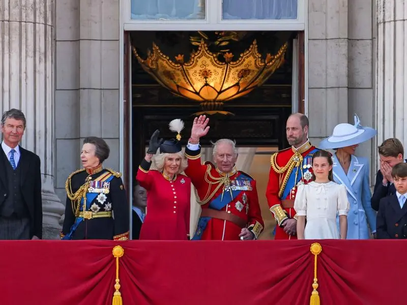 Il re trasloca, Carlo III lascia Buckingham Palace, il simbolo della Corona inglese cambia volto