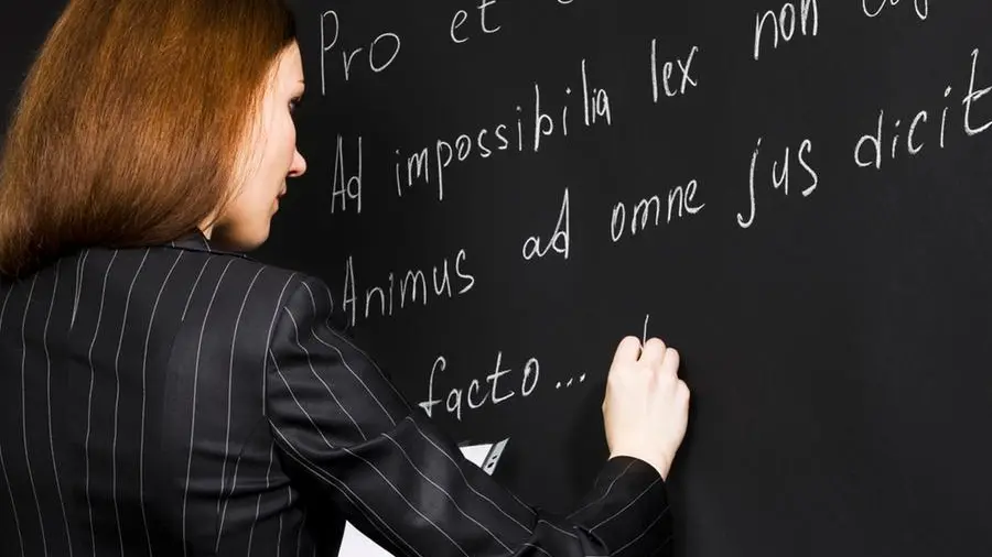 Latino alle medie, se la scuola guarda indietro