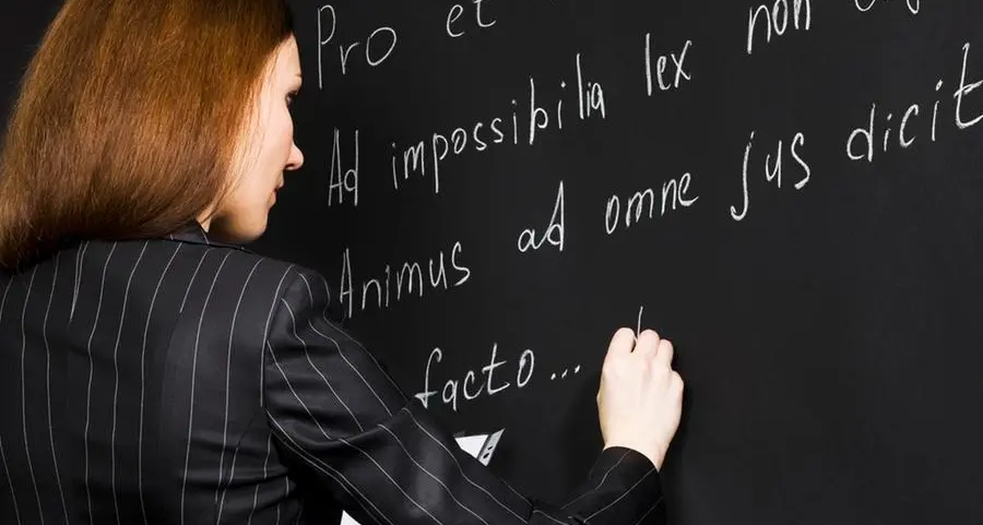 Latino alle medie, se la scuola guarda indietro