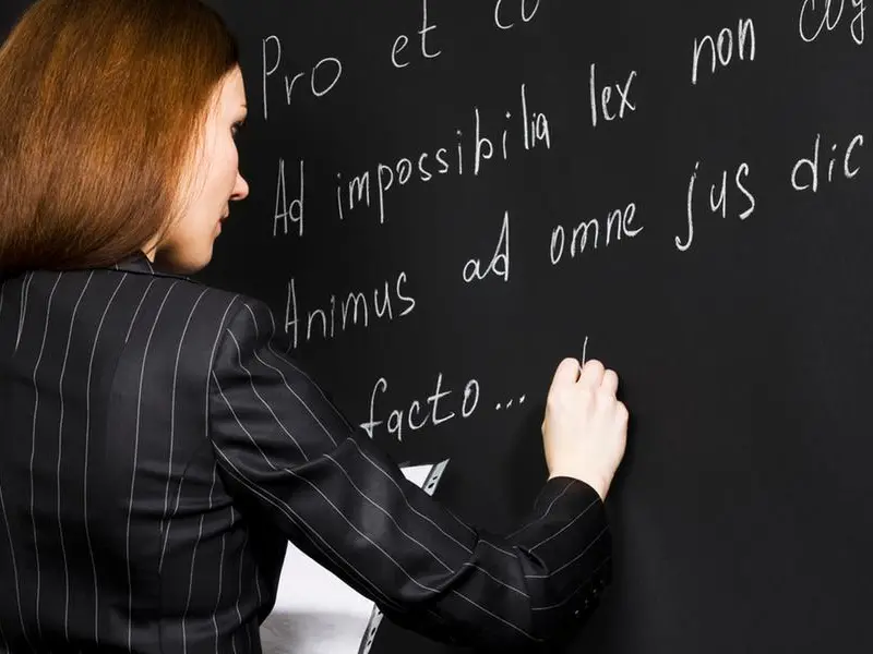 Latino alle medie, se la scuola guarda indietro