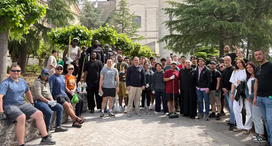 Marines e migranti, insieme, per ripulire il santuario mariano di Mascalucia