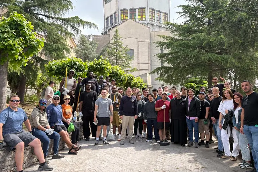Uno scatto di gruppo con il rettore, a fine lavori. L\\u2019iniziativa rientra nel programma Community Relations dei soldati americani impegnati in attivit\\u00E0 di volontariato in tutta la Sicilia. (Foto di Alessandro Puglia)