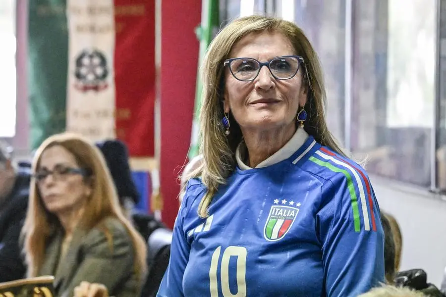 La preside della scuola del Parco Verde di Caivano, Eugenia Carfora, omaggiata dalla Federazione italiana gioco calcio con una maglia della nazionale di calcio con il numero 10, la cui storia ha ispirato la fiction \"La preside\" in onda su Rai 1 dal 12 gennaio , ANSA