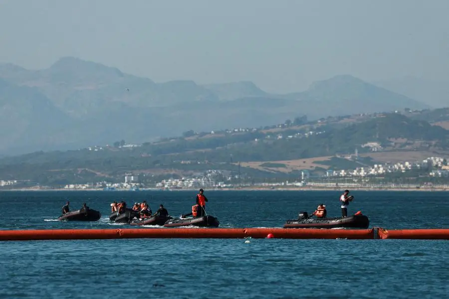 Membri della Marina reale marocchina pattugliano il lato marocchino della barriera galleggiante al confine con il Marocco, in seguito agli attraversamenti di migranti \\u2013 a piedi e via mare \\u2013 dal Marocco verso il territorio spagnolo; la scena \\u00E8 ripresa da Ceuta, Spagna, il 2 agosto 2026 , REUTERS