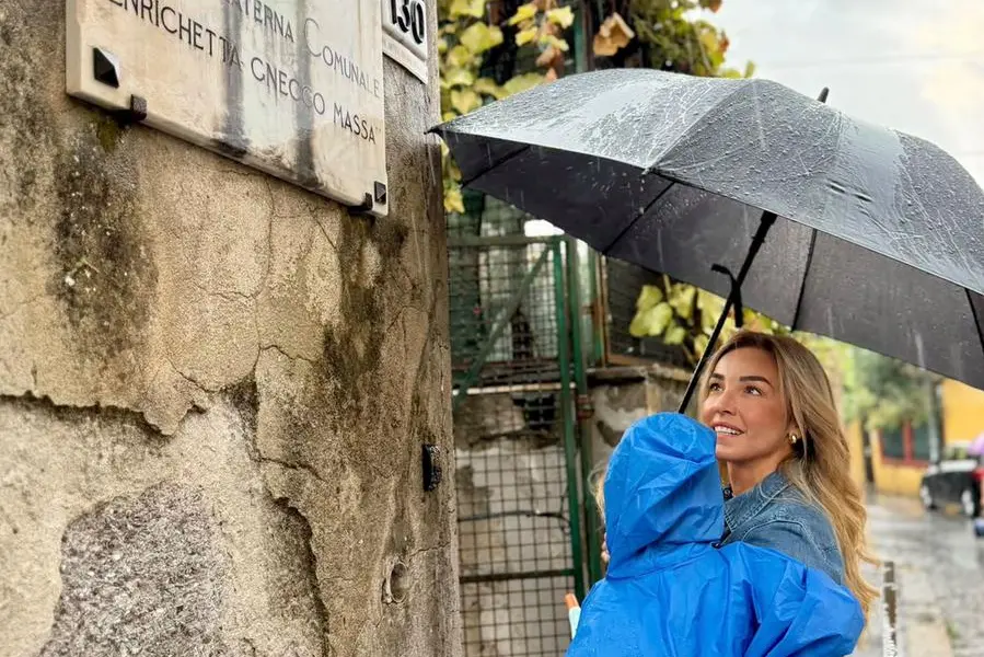 Silvia Salis mentre accompagna il figlio Eugenio a scuola in una foto tratta dal profilo Facebook della sindaca di Genova