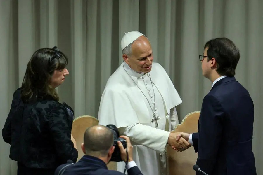 Papa Leone XIV stringe la mano al cofondatore di Anthropic Christopher Olah in occasione della presentazione di Magnifica Humanitas, la sua prima enciclica, dedicata all’ascesa dell’intelligenza artificiale, presso l’Aula Nuova del Sinodo in Vaticano, il 25 maggio scorso