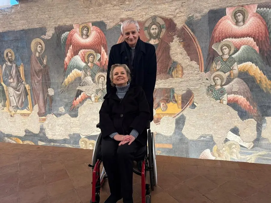 Fiamma Satta with Cardinal Matteo Zuppi, who accompanied the journalist, in an episode of Walking With You, in the basilica of Santa Maria in Trastevere.