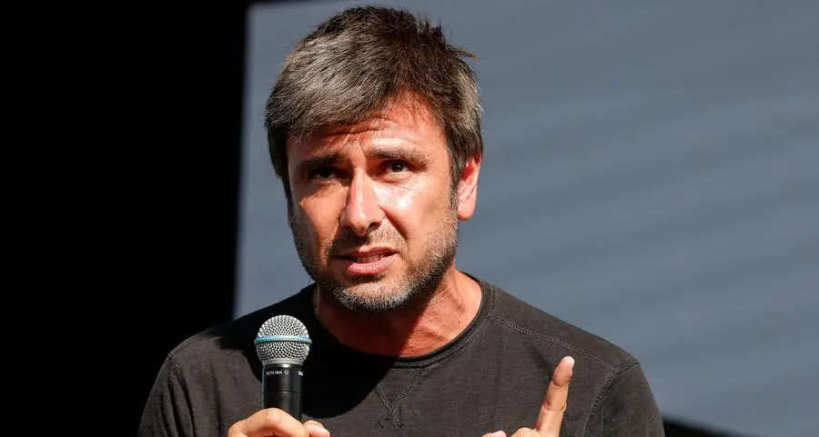 Di Battista, il volo sanitario e le polemiche: lo Stato lo farebbe per tutti?
