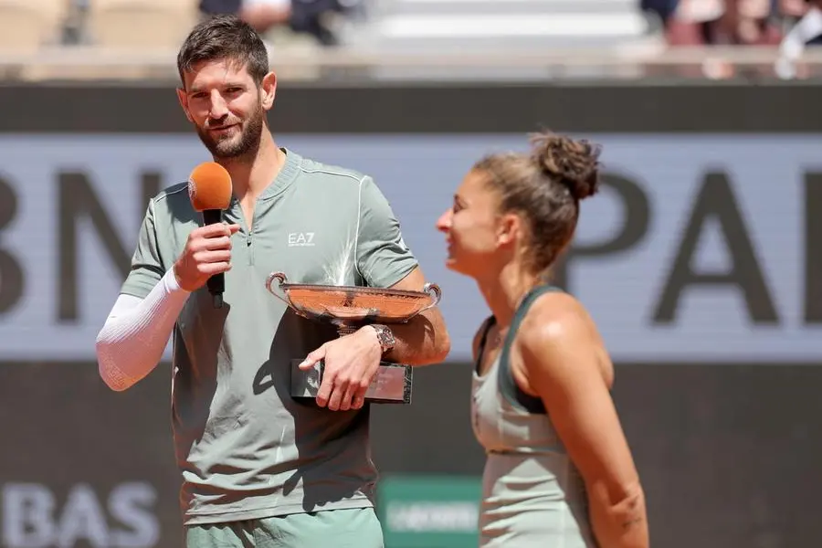 epa13015261 Sara Errani (R) and Andrea Vavassori of Italy give a short speech after winning their Mixed Doubles final against Gabriela Dabrowski of Canada and Evan King of the USA at the French Open Grand Slam tennis tournament at Roland Garros in Paris, France, 04 June 2026. EPA/TERESA SUAREZ