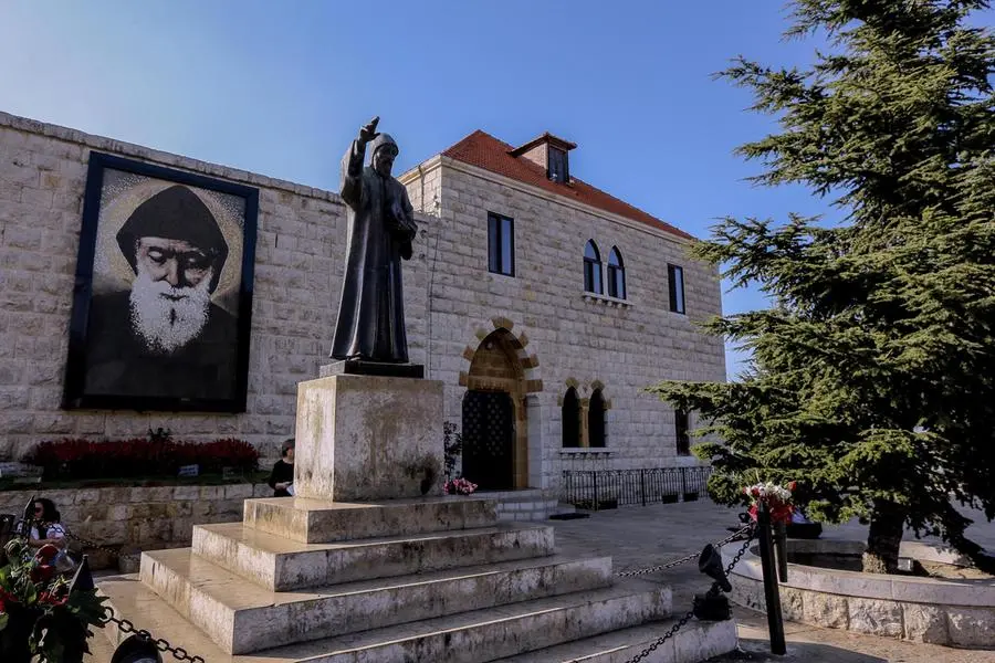 La statua di San Charbel davanti al monastero che custodisce le sue spoglie nel villaggio di Annaya nel Libano settentrionale , EPA