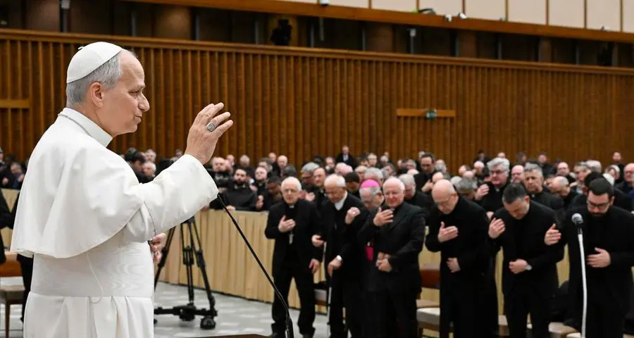 Il Papa ai preti: «Non scrivete le omelie con l’Intelligenza Artificiale. Non fatevi ingannare dai follower e dai like sui social»