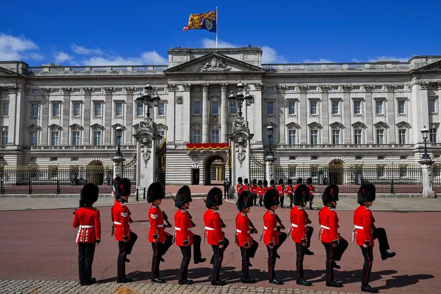 I militari della Household Division sfilano davanti a Buckingham Palace durante il Trooping the Colour, la tradizionale parata organizzata per celebrare il compleanno ufficiale di re Carlo III
