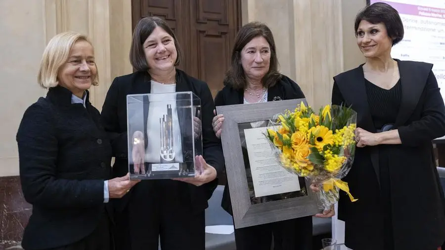 Elena Beccalli riceve il Premio “Grandi Guglie” e riflette su leadership femminile e autonomia finanziaria
