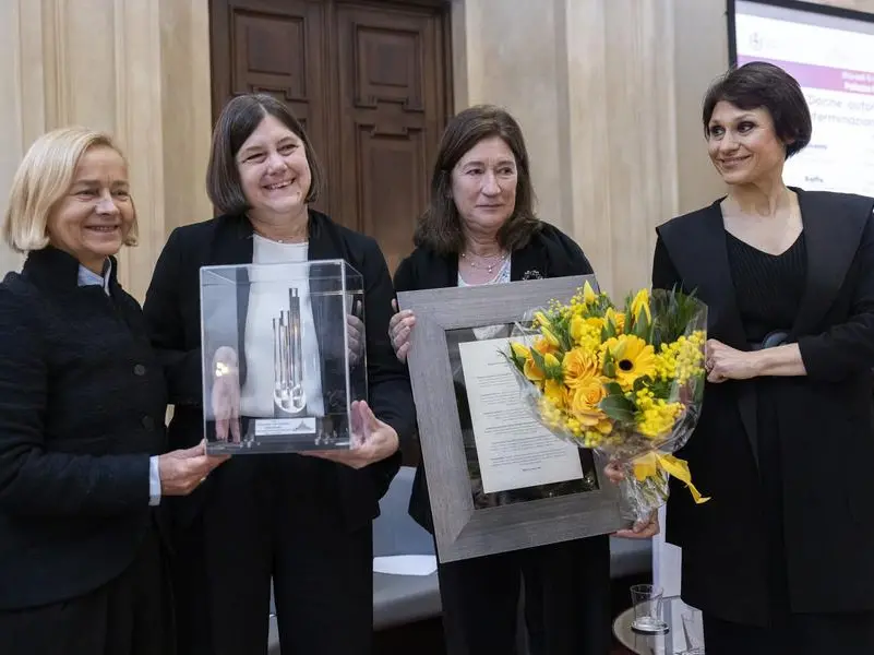 Elena Beccalli riceve il Premio “Grandi Guglie” e riflette su leadership femminile e autonomia finanziaria