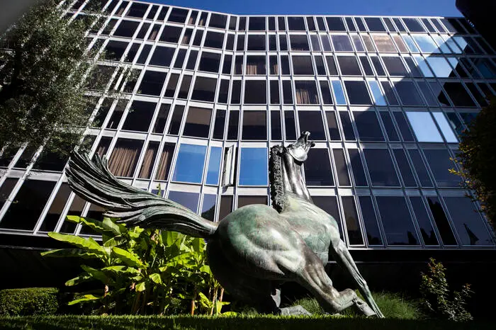 La statua del Cavallo Morente nella sede di viale Mazzini durante la riunione del Consiglio di Amministrazione (Cda) della Rai per i nuovi palinsesti, Roma, 26 giugno 2023. ANSA/ANGELO CARCONI