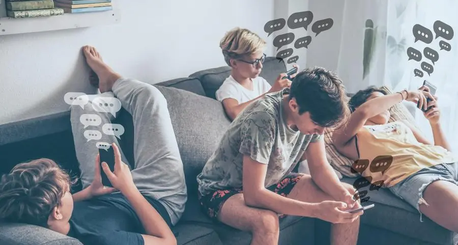 La Francia vieta i social ai minori di 15 anni. Una bella notizia ma l’educazione è l’altra metà della legge