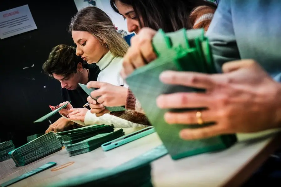 Preparativi in un seggio elettorale per le elezioni regionali in Campania, Napoli, 22 Novembre 2025. ANSA/CESARE ABBATE , ANSA