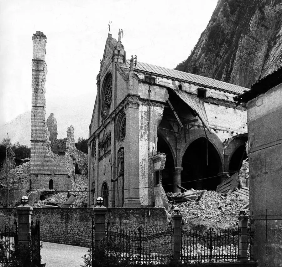 ©lapresse archivio storico interni Gemona del Friuli anno 1976 Duomo di Gemona nella foto: la facciata del duomo di Gemona dopo il terremoto BUSTA 776