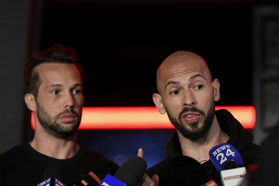 Tristan (a sinistra, 38 anni) e Andrew Tate, 39, influencer britannici, arrestati il 19 luglio scorso negli Stati Uniti. Sono coinvolti in inchieste giudiziarie per accuse di presunto traffico di esseri umani, sfruttamento e stupro. , via REUTERS