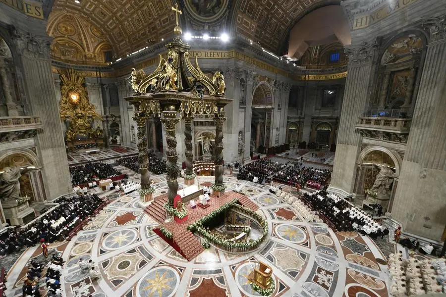 L\\'interno della basilica di San Pietro durante una celebrazione del Papa , ANSA