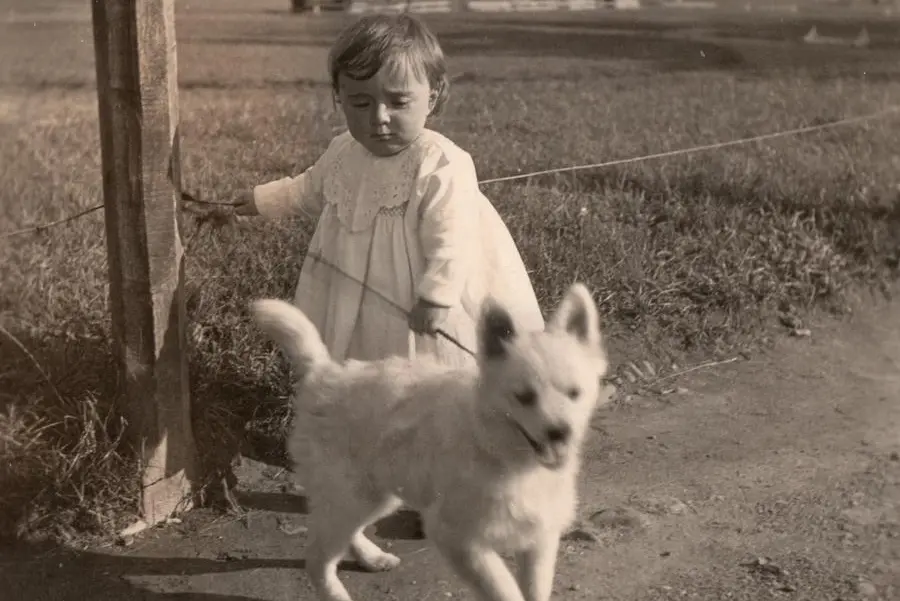 . Elena Colombo da bambina con il suo primo cane