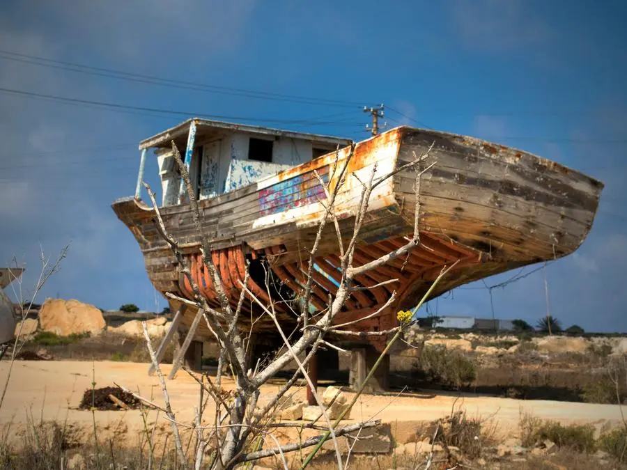 I resti di una barca appordata sull'isola di Lampedusa