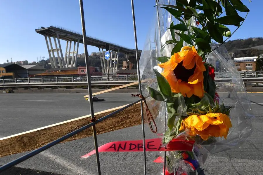 Un fiore ricorda le vittime del ponte Morandi, crollato il 14 luglio 2018 , ANSA