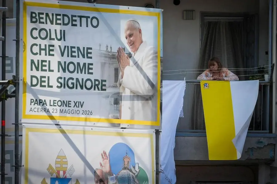Uno striscione accoglie il Papa ad Acerra
