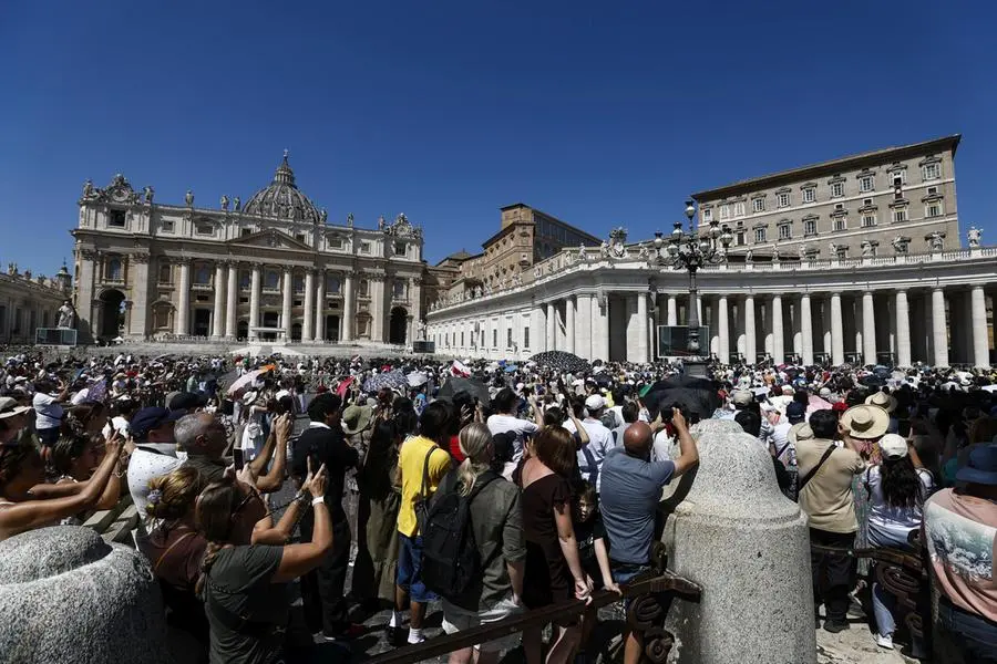 Fedeli in piazza San Pietro durante l'Angelus