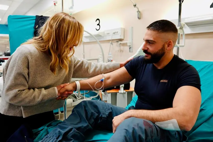 La premier Giorgia Meloni in visita all\\'ospedale Le Molinette di Torino per portare \"la solidariet\\u00E0 degli italiani\" agli agenti feriti durante gli scontri al corteo per il centro sociale Askatasuna, 1 febbraio 2026. , ANSA