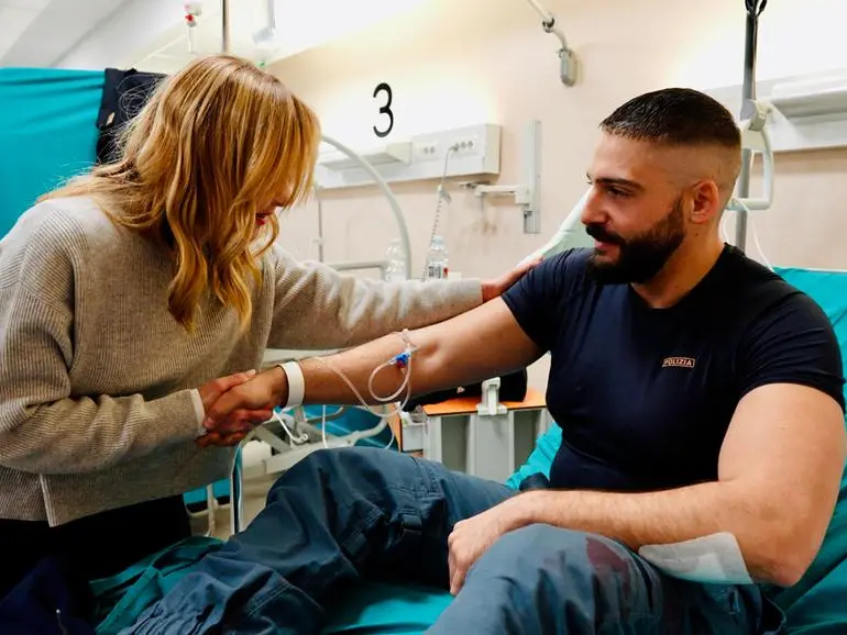 La premier in visita ai militari feriti: «Vi porto la solidarietà di tutti gli italiani»