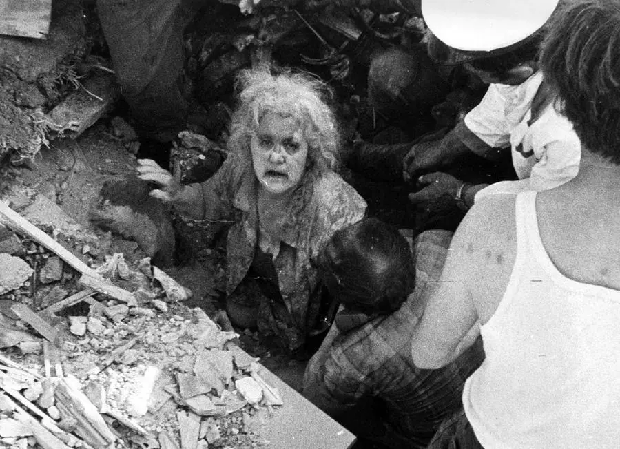 Sopravvissuti al terremoto vengono estratti dalle macerie delle loro case. Archivio Storico Città di Torino/Gazzetta del Popolo